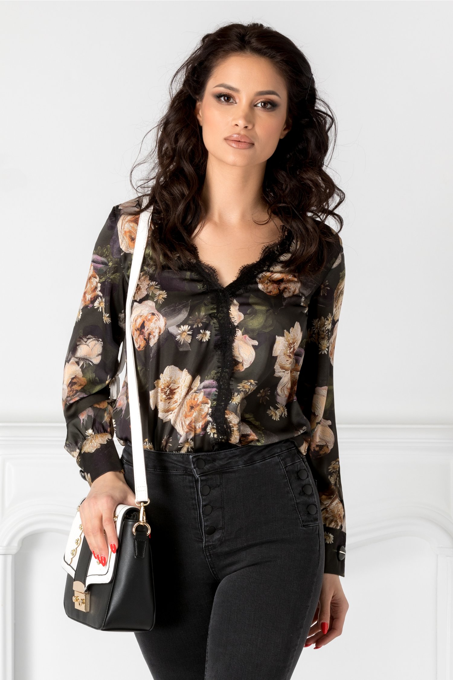 Bluza Vania verde kaki cu imprimeu floral si dantela