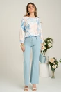 Bluza vaporoasa din viscoza alba cu flori bleu si bej