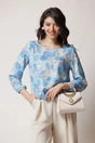 Bluza vaporoasa din viscoza bej cu imprimeu floral bleu