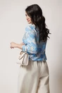 Bluza vaporoasa din viscoza bej cu imprimeu floral bleu