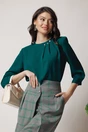Bluza vaporoasa din viscoza verde cu pliuri si nasturi la decolteu