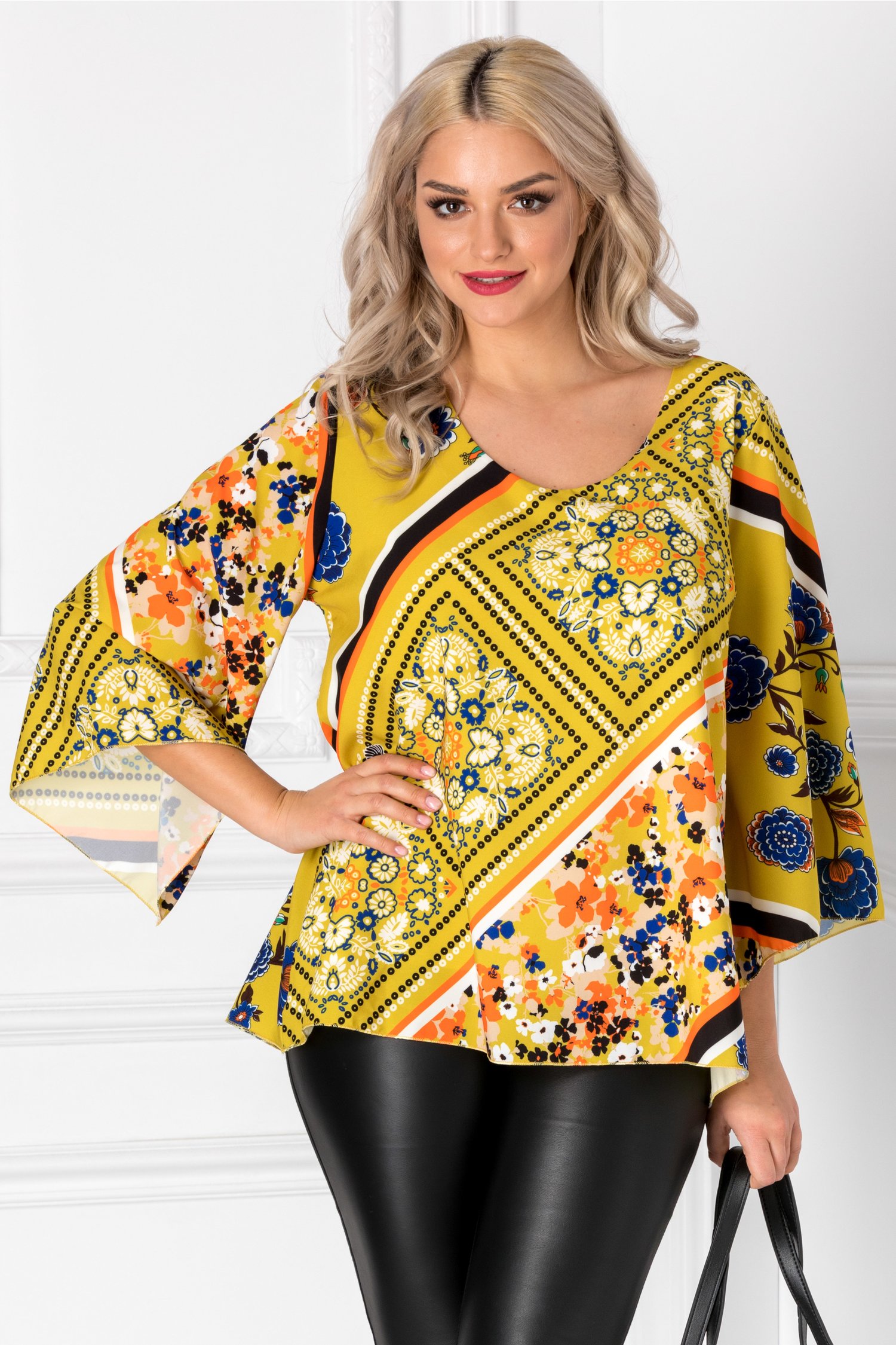 Bluza vernil cu imprimeuri florale albastre
