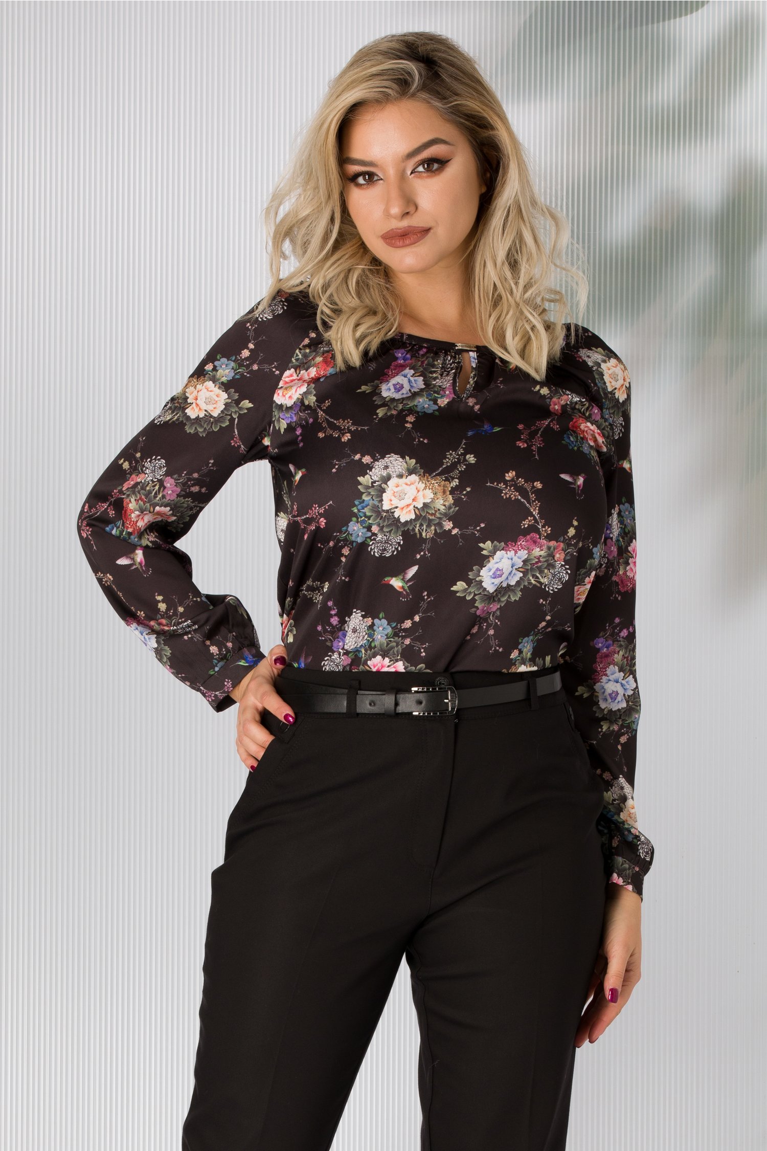 Bluza Veronica neagra cu imprimeu floral pastelat