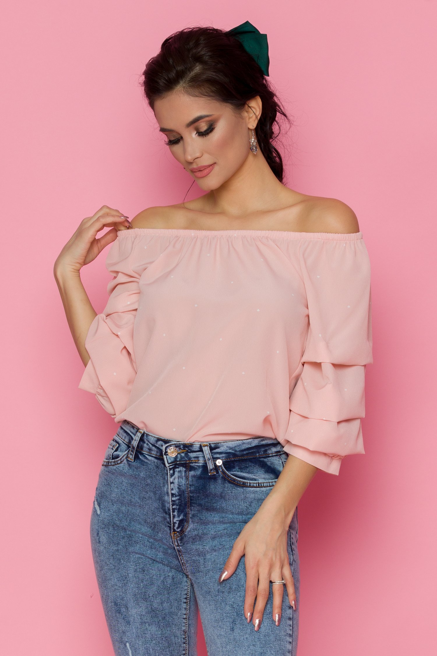 Bluza volty roz cu maneci trei sferturi bufante si elastic la baza gatului