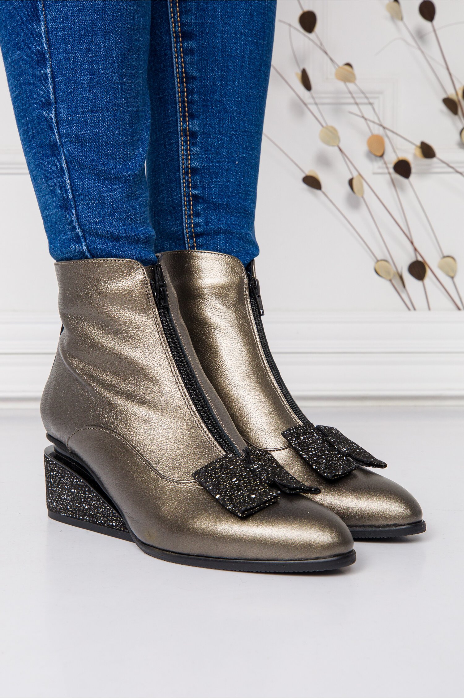 Botine gya bronz cu fundita si toc futurist