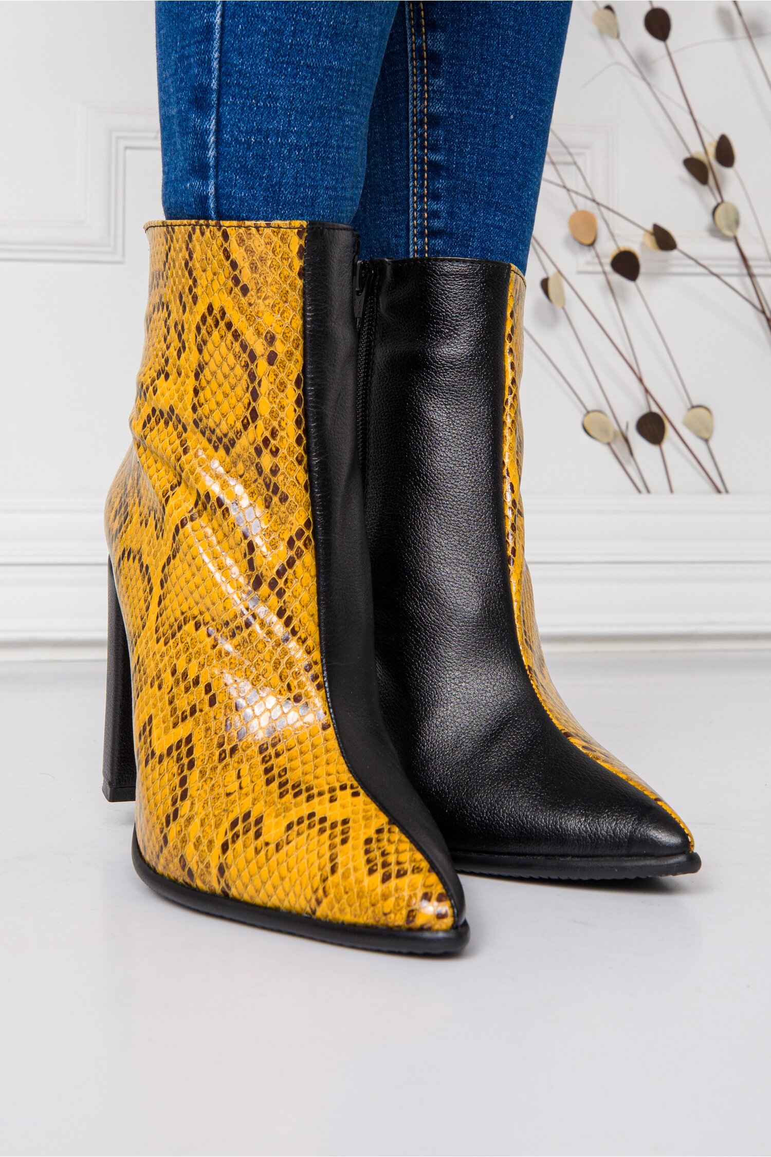 Botine Leya negre cu imprimeu snake galben