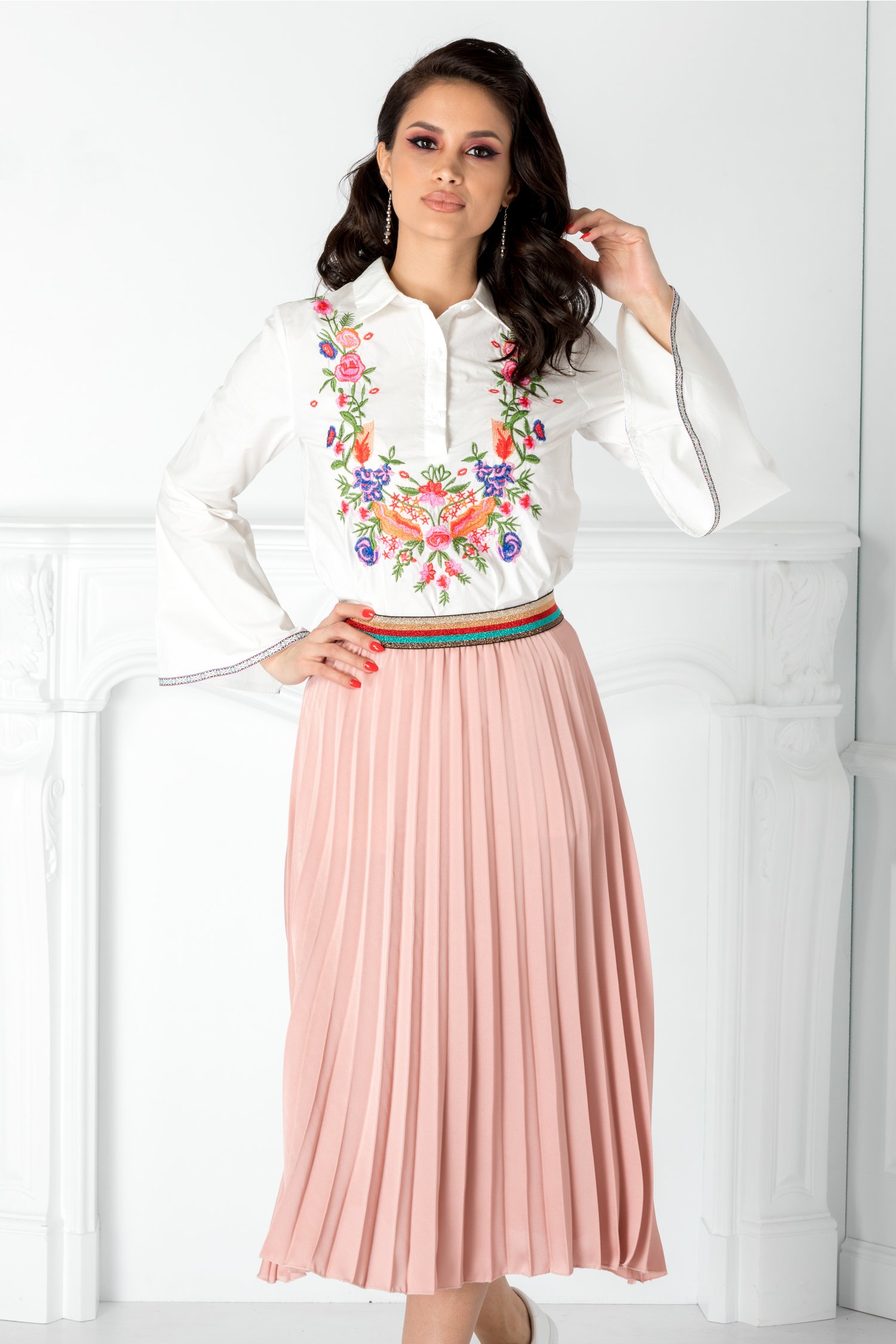 Camasa alba cu broderie florala colorata la bust