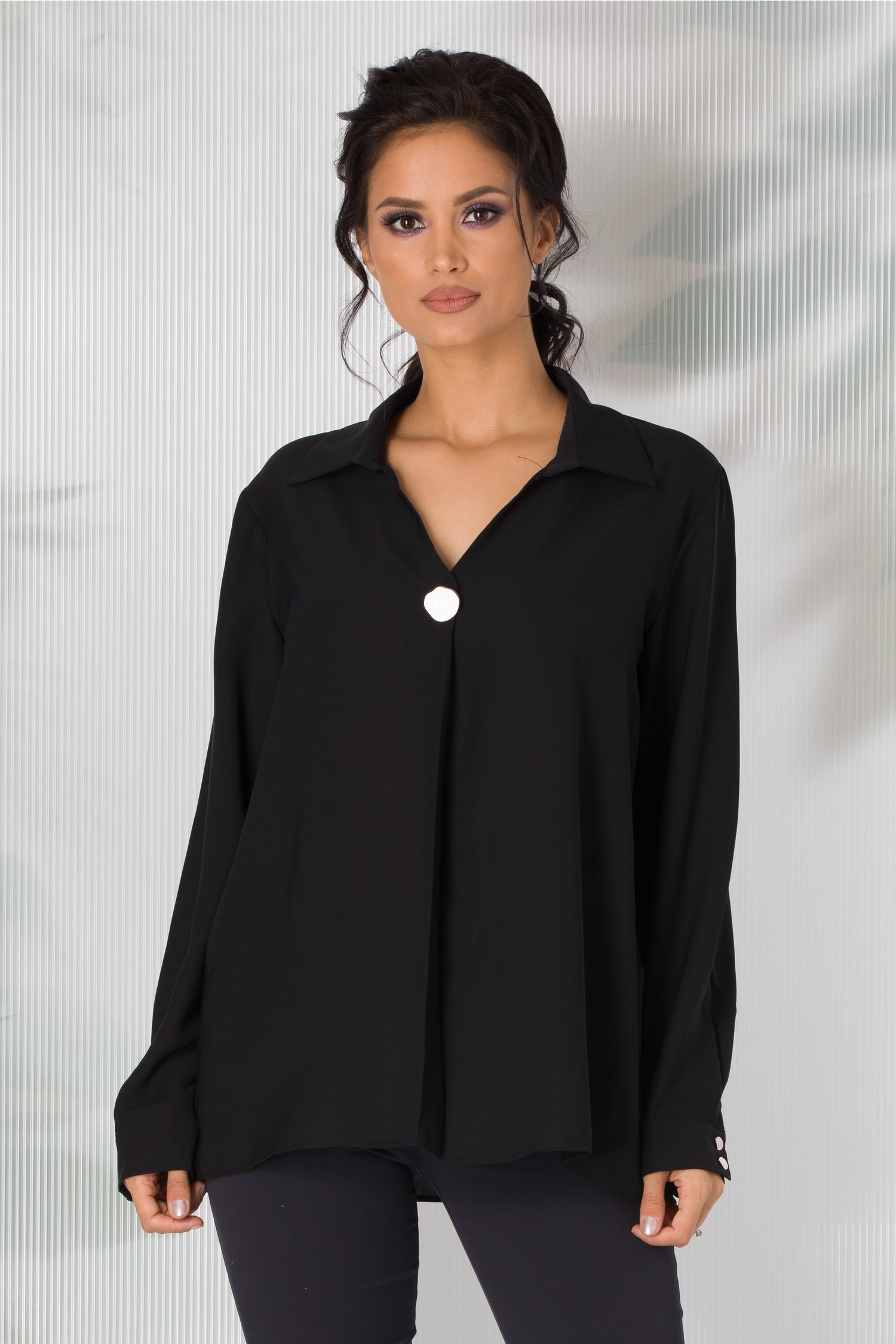 Camasa carina neagra cu nasture maxi la decolteu