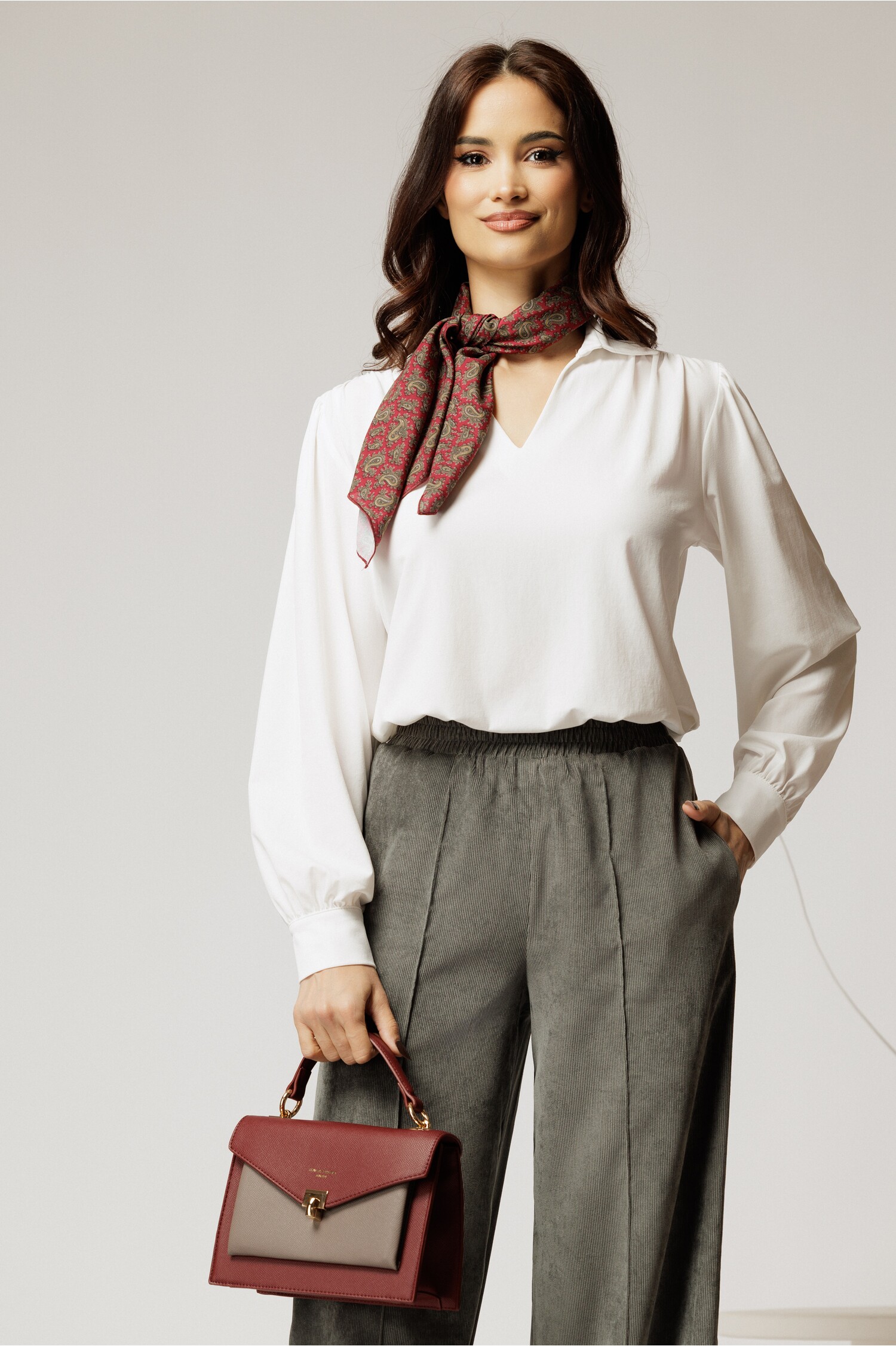 Camasa dama alba cu decolteu adanc si maneca lunga