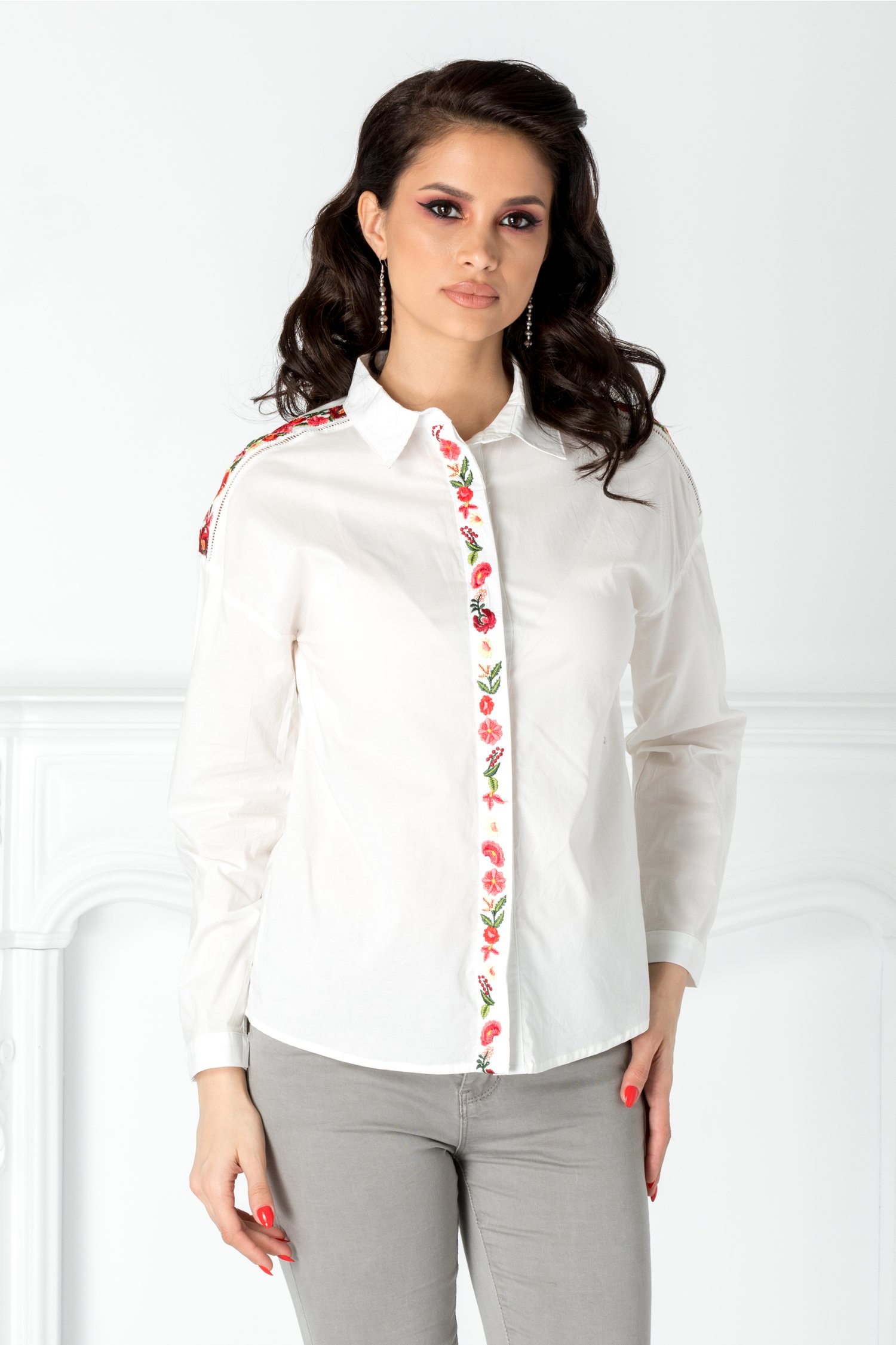 Camasa Flowers alba cu broderie in fata si la umeri