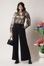 Camasa Moze eleganta din satin bej cu animal print si floare pe umar