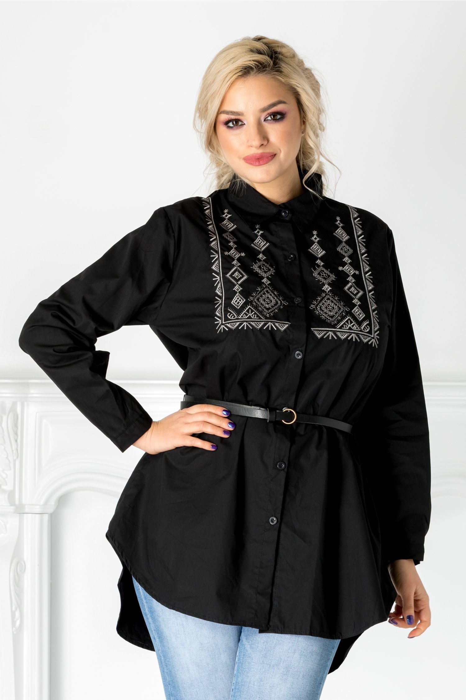 Camasa neagra cu broderie gri la bust si curea in talie