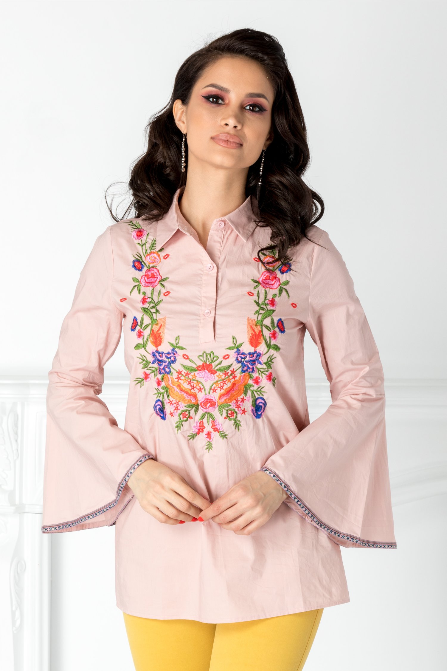 Camasa roz cu broderie florala colorata la bust