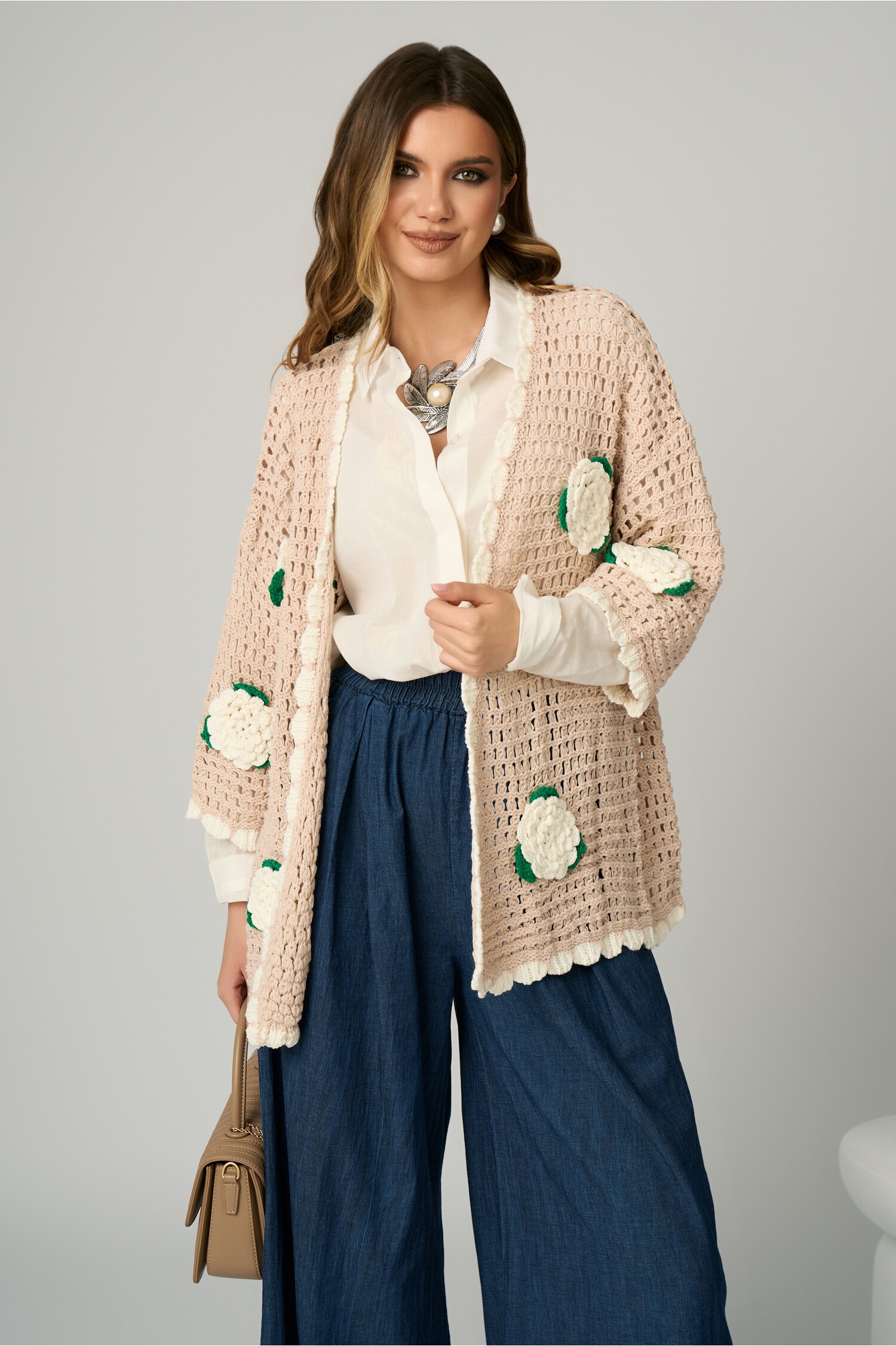 Cardigan casual din tricot bej cu flori albe 3D