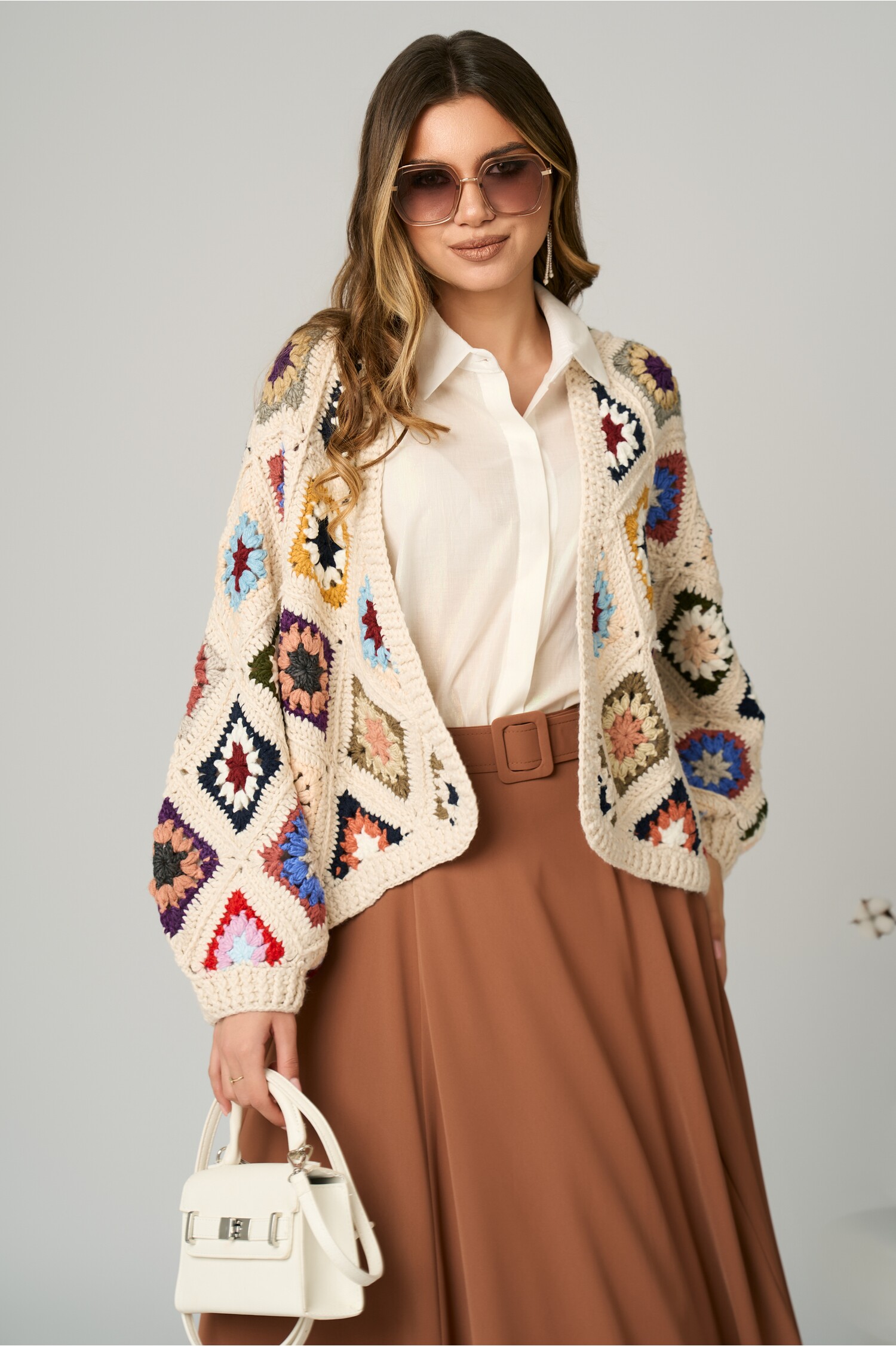 Cardigan casual din tricot ivory cu broderie colorata