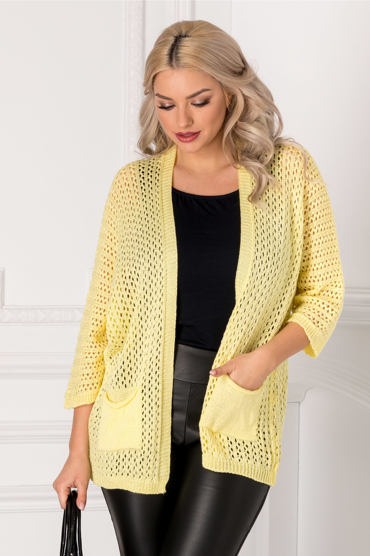 Cardigan galben tricotat cu gaurele