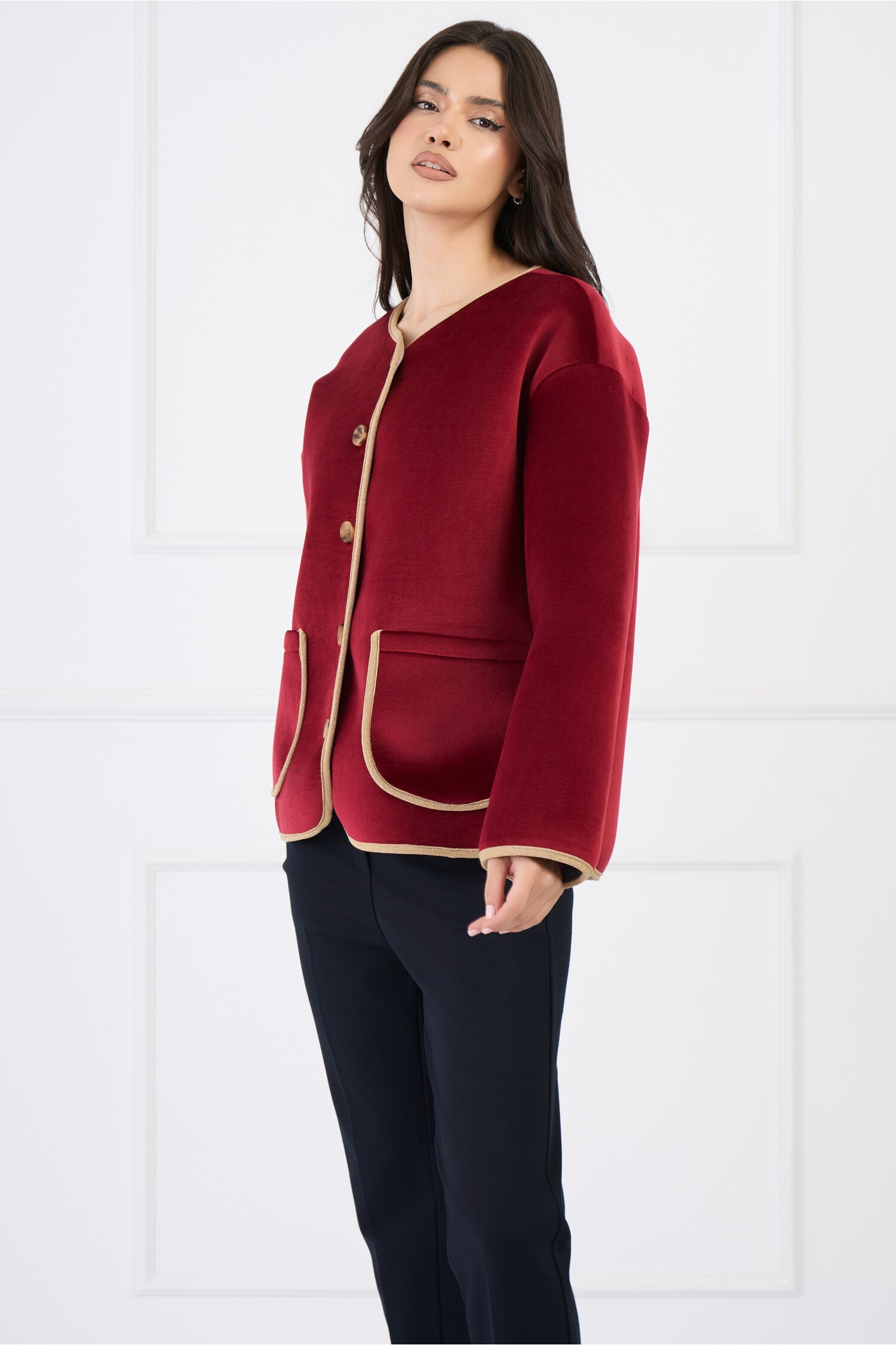 Cardigan scurt elegant din catifea bordo cu benzi din fir lurex