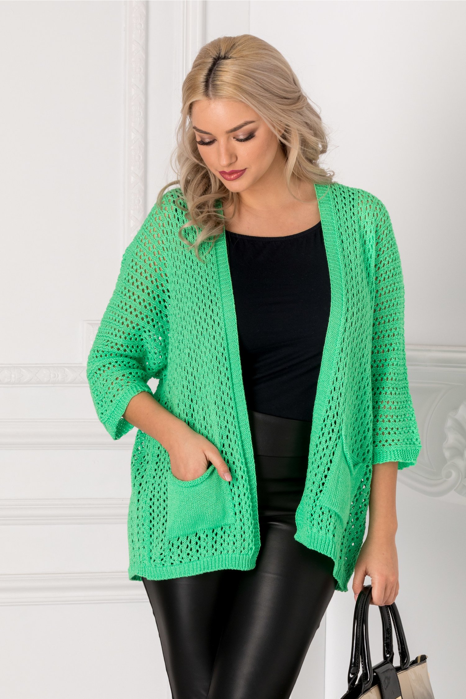 Cardigan verde tricotat cu gaurele