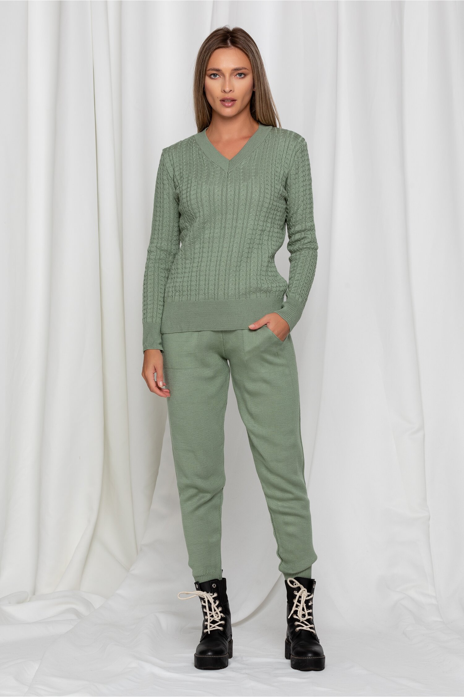 Compleu din tricot verde cu pantaloni si bluza cu impletituri