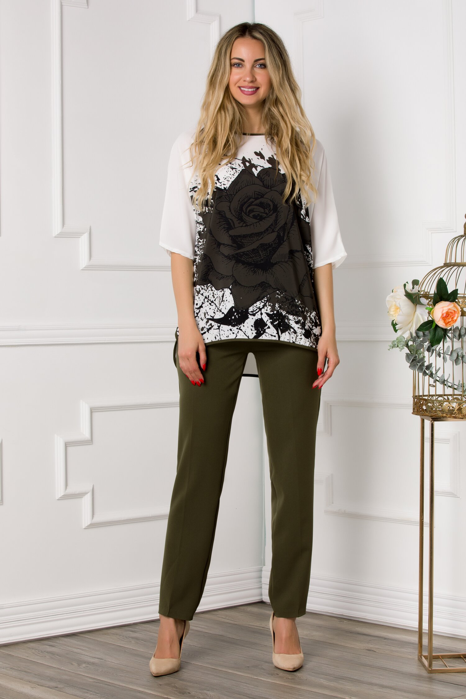 Compleu katya cu pantaloni kaki si bluza alba cu imprimeu trandafir maxi