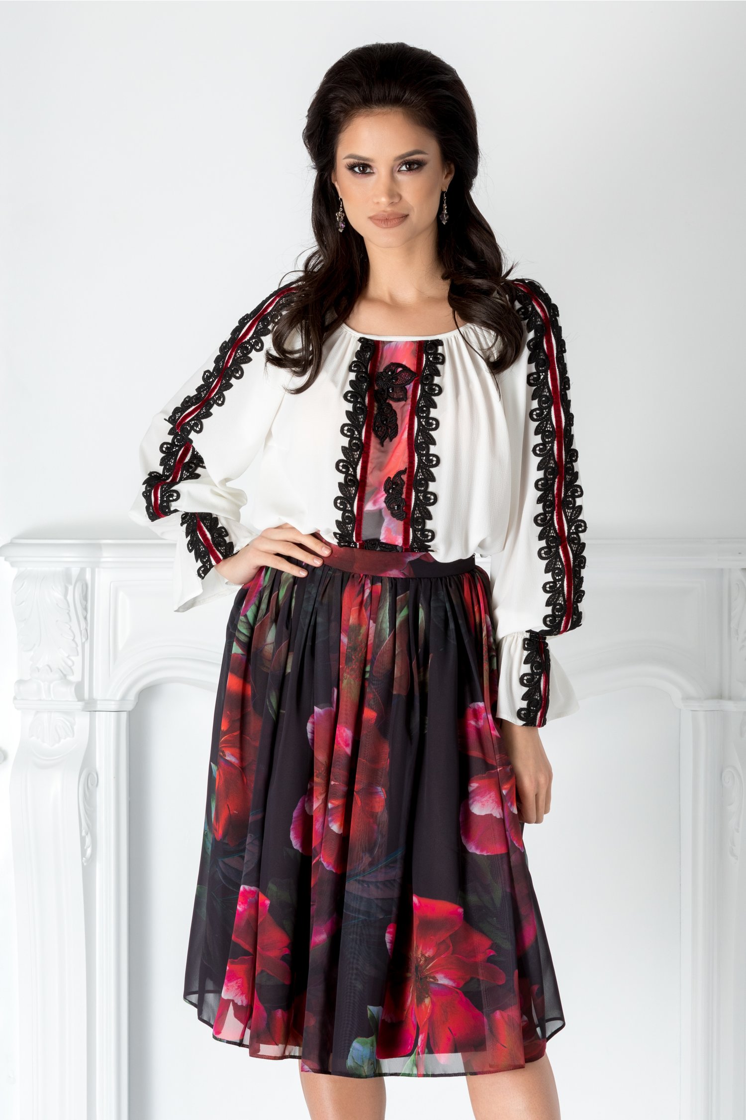 Compleu LaDonna cu fusta neagra din voal cu imprimeu floral