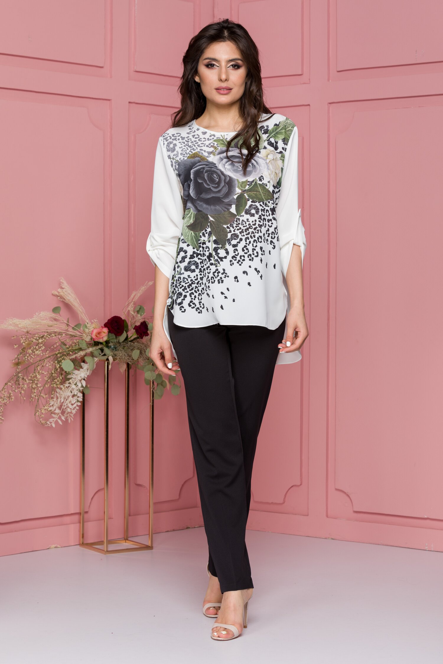 Compleu larra cu pantaloni negri si bluza asimetrica cu maneci reglabile