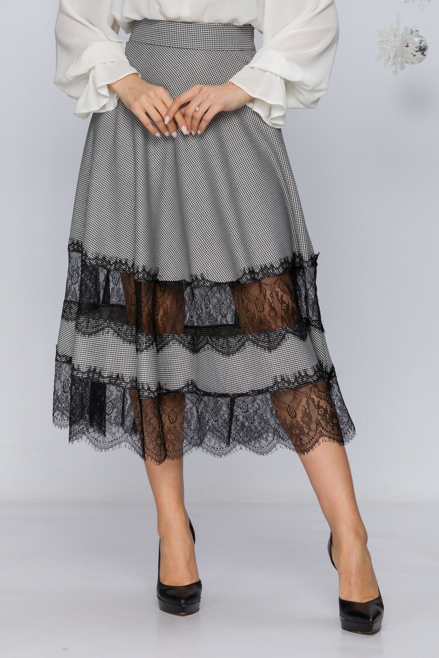Fusta ladonna din stofa alb cu negru cu dantela chantilly la baza