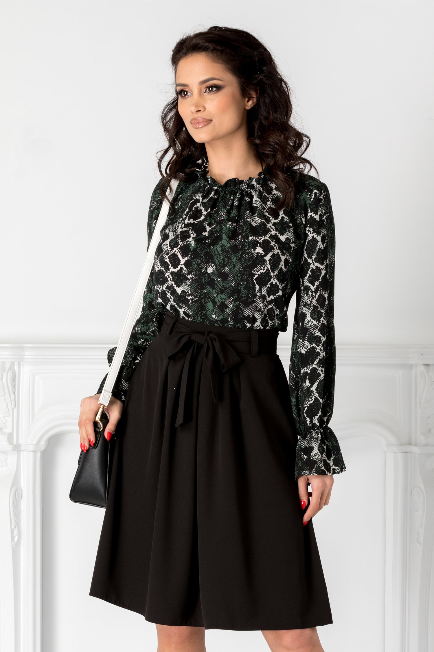 Fusta Moze neagra in cute cu cordon in talie
