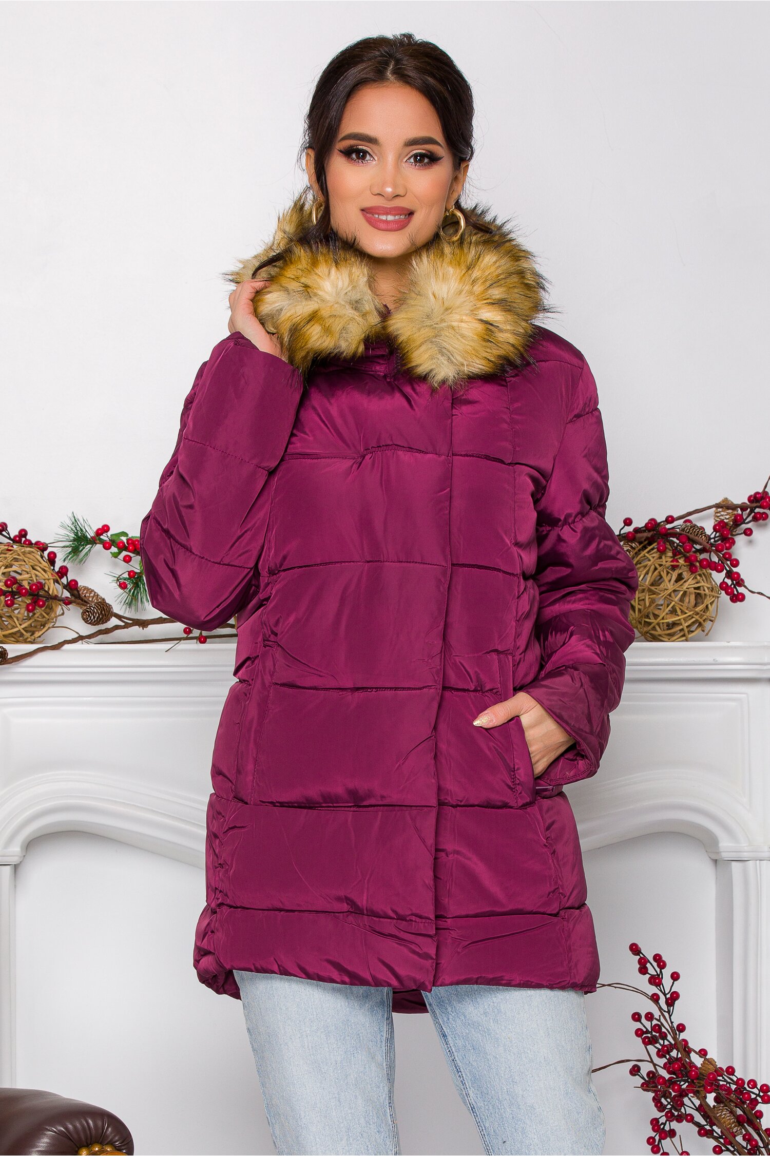 Geaca Betty bordo cu blanita detasabila si inchidere cu fermoar si capse