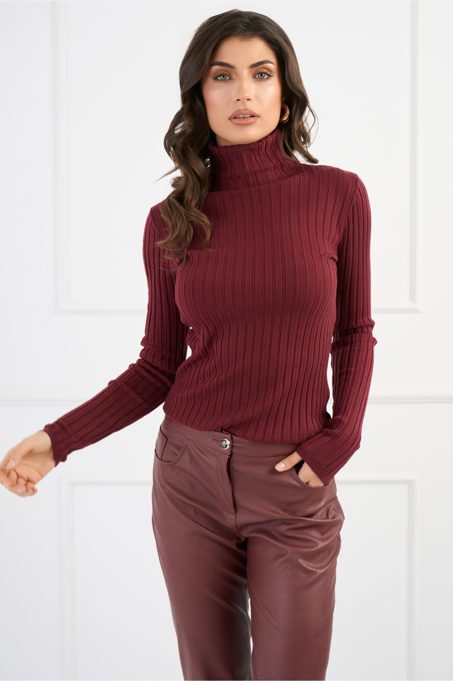 Maleta din tricot reiat burgundy cu guler intors