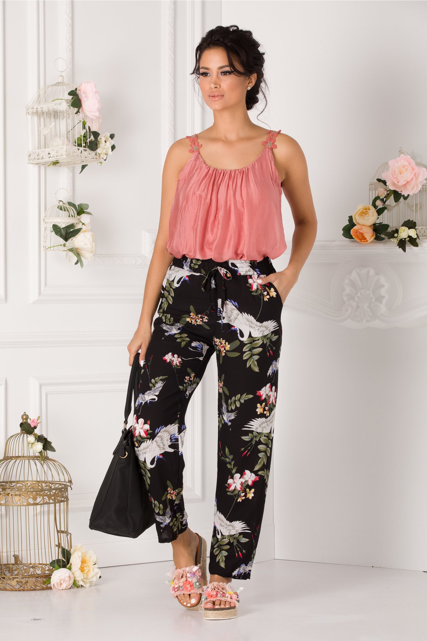 Pantaloni Denny vaporosi negri cu imprimeu floral