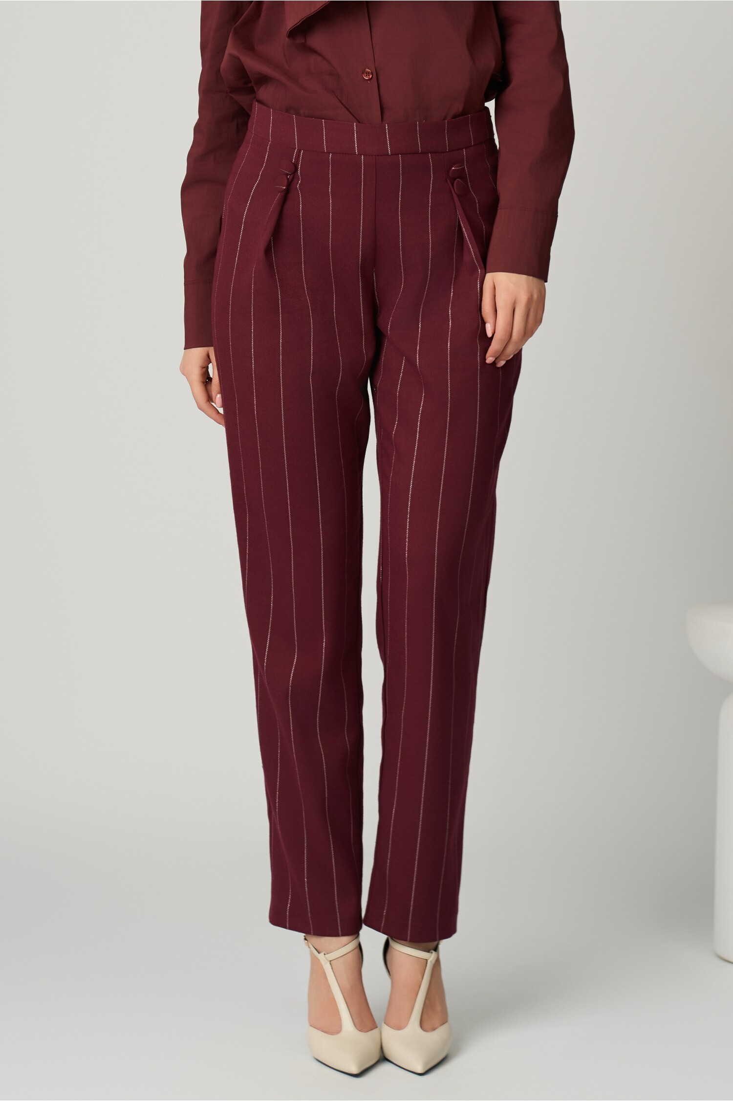 Pantaloni DY Fashion office din stofa burgundy cu dungi si nasturi pe talie