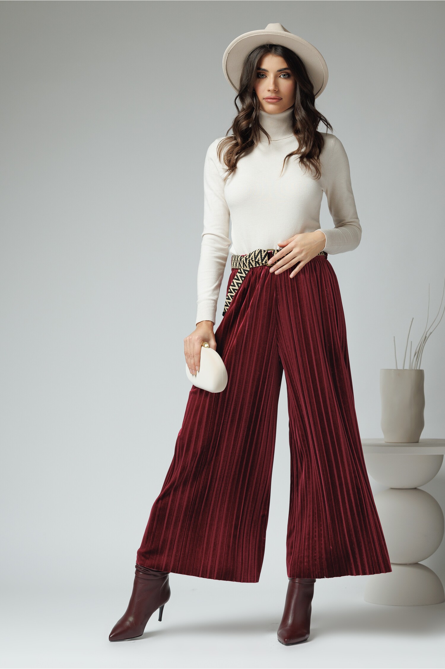 Pantaloni eleganti din catifea bordo cu pliuri si curea in talie