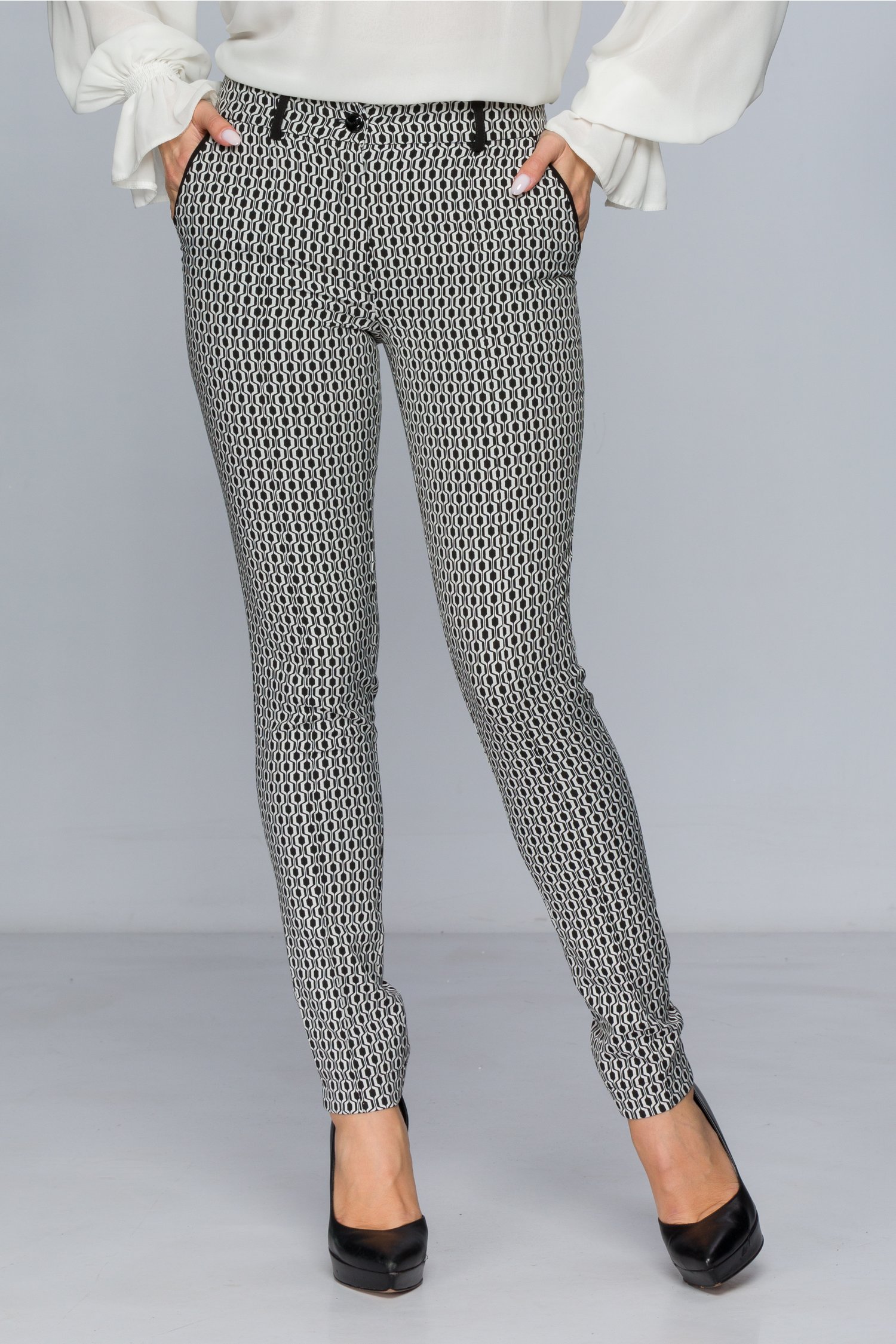 Pantaloni ladonna negri cu imprimeu geometric