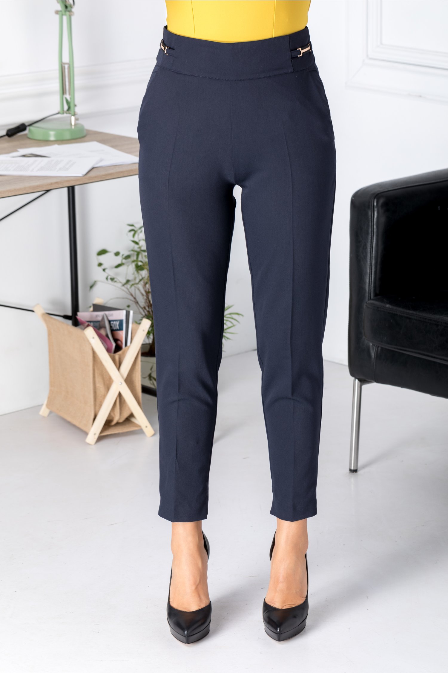Pantaloni office bleumarin cu insertii metalice aurii in talie