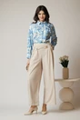 Pantaloni office din crep bej evazati cu accesorii metalice