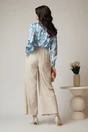 Pantaloni office din crep bej evazati cu accesorii metalice