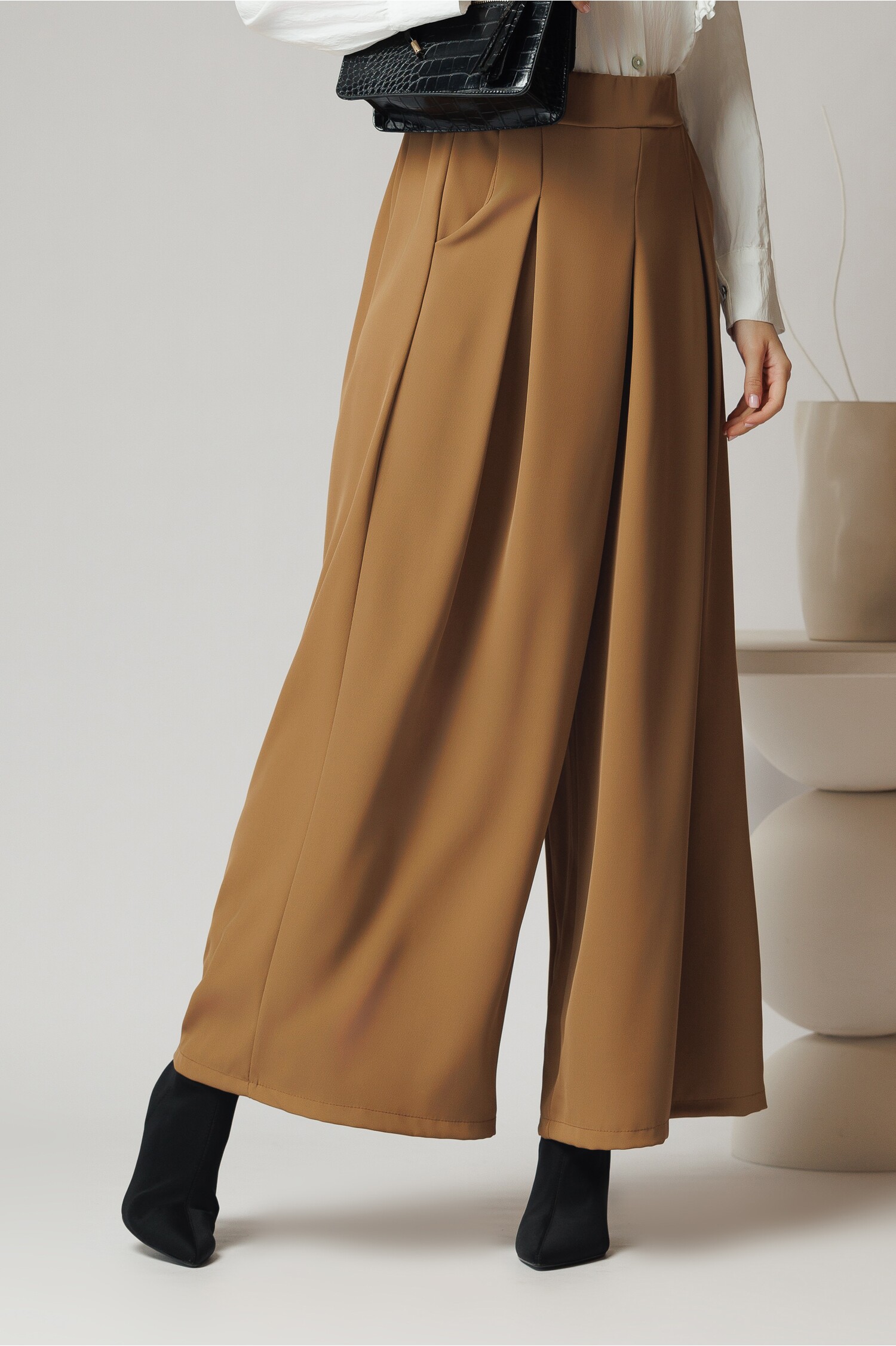 Pantaloni office din crep maro camel evazati cu pliuri