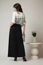 Pantaloni office din crep negri evazati cu accesorii metalice