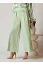 Pantaloni office din crep verde pastel evazati cu accesorii metalice