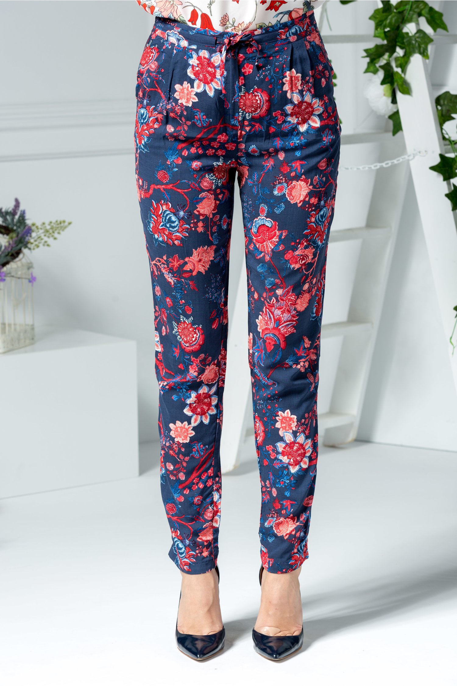 Pantaloni Rosie de vara inflorati