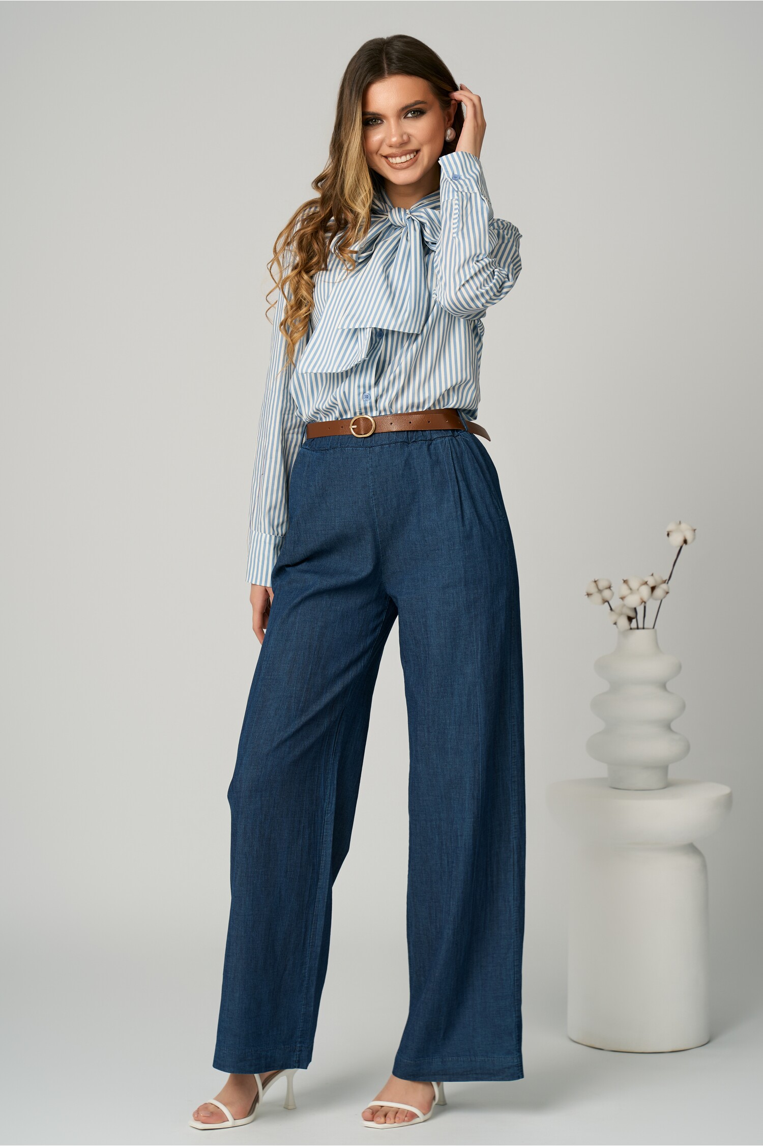 Pantaloni smart casual din denim albastri cu buzunare si curea in talie