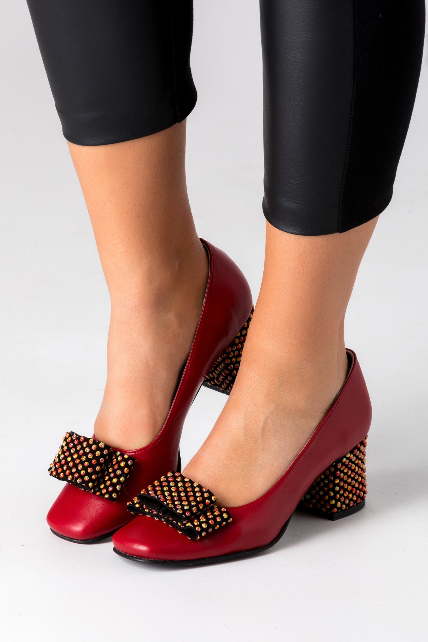 Pantofi bordo cu buline 3D