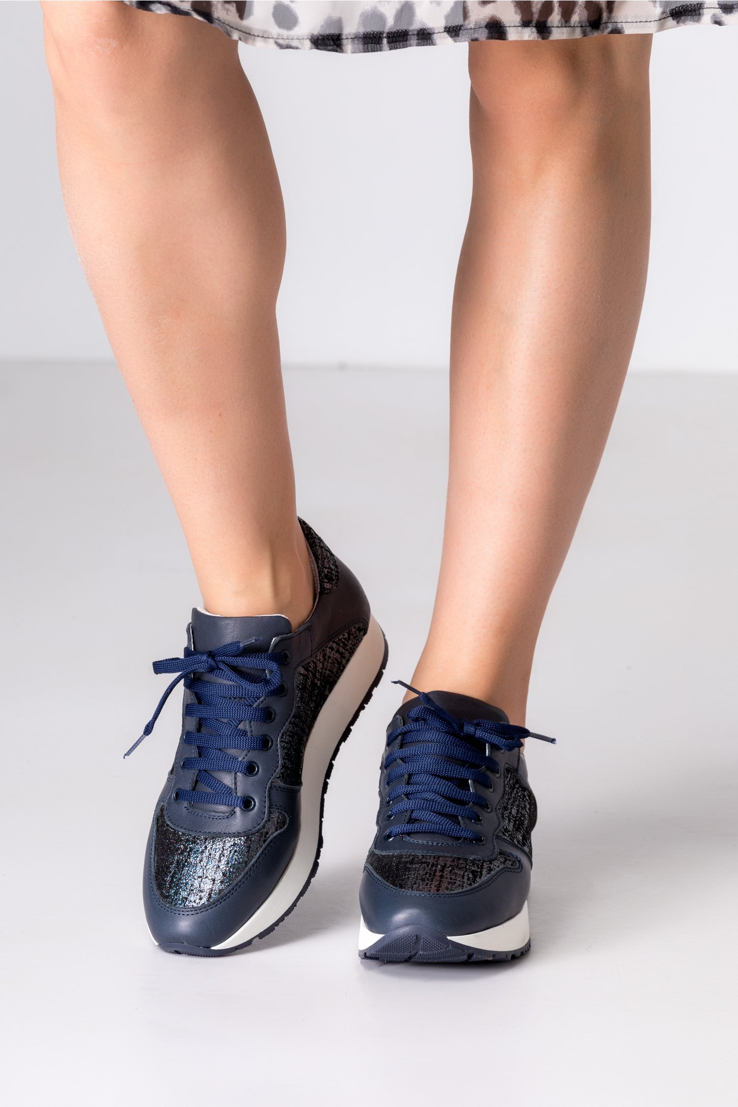 Pantofi casual bleumarin cu detalii in nuanta metalizat