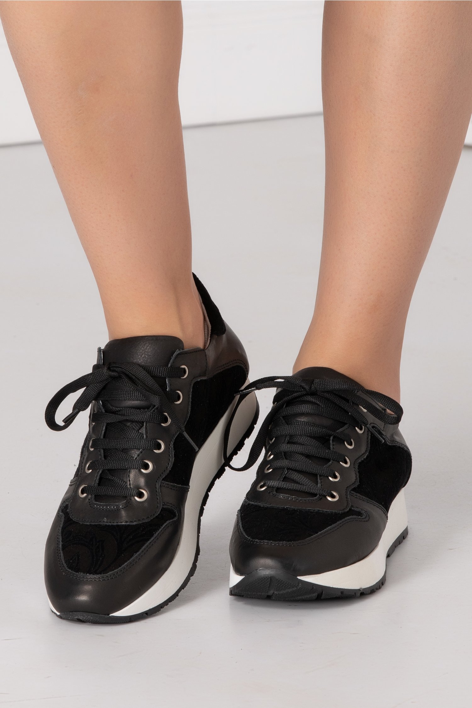 Pantofi casual negri cu detalii catifelate