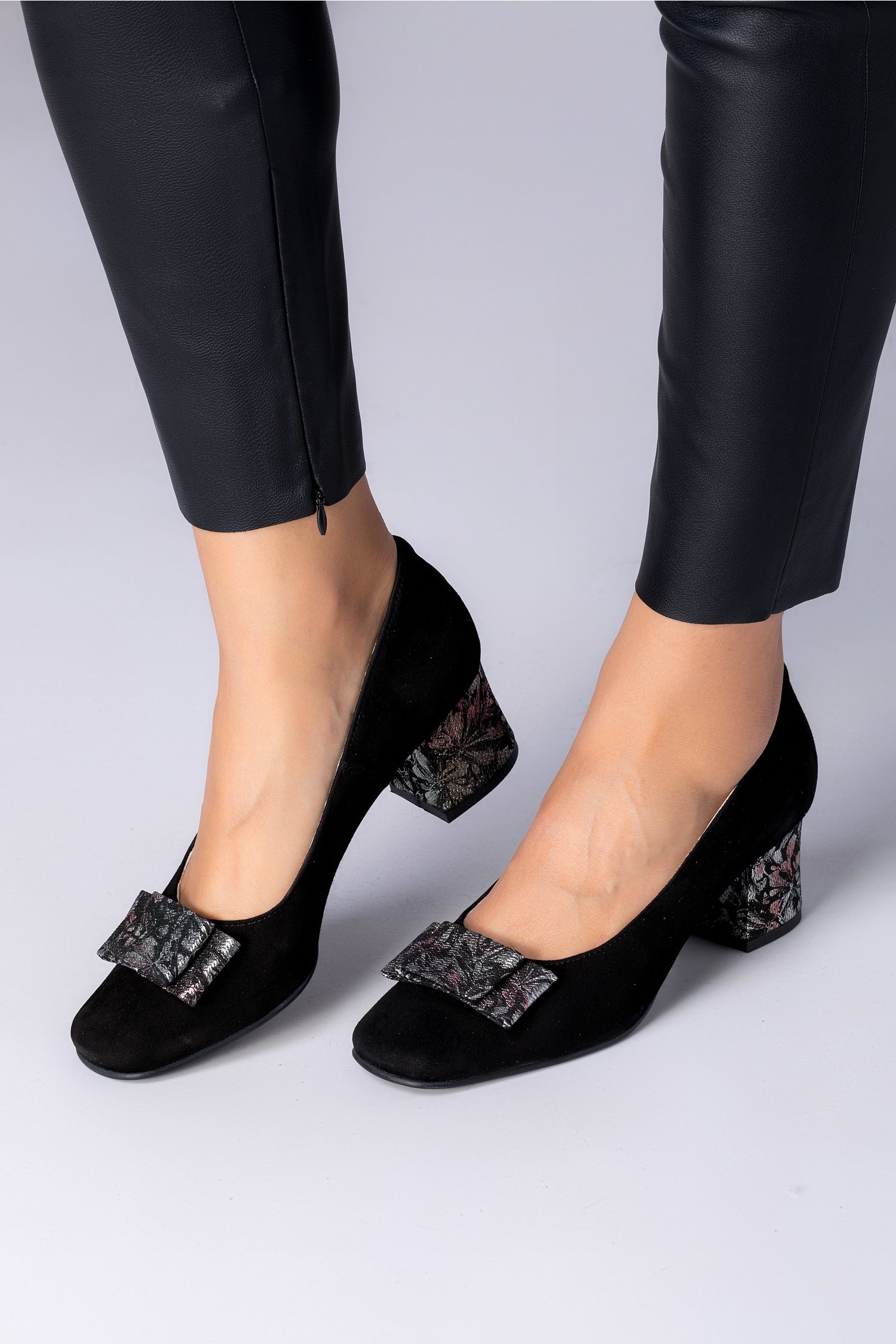 Pantofi dama negri din piele intoarsa cu imprimeuri argintii