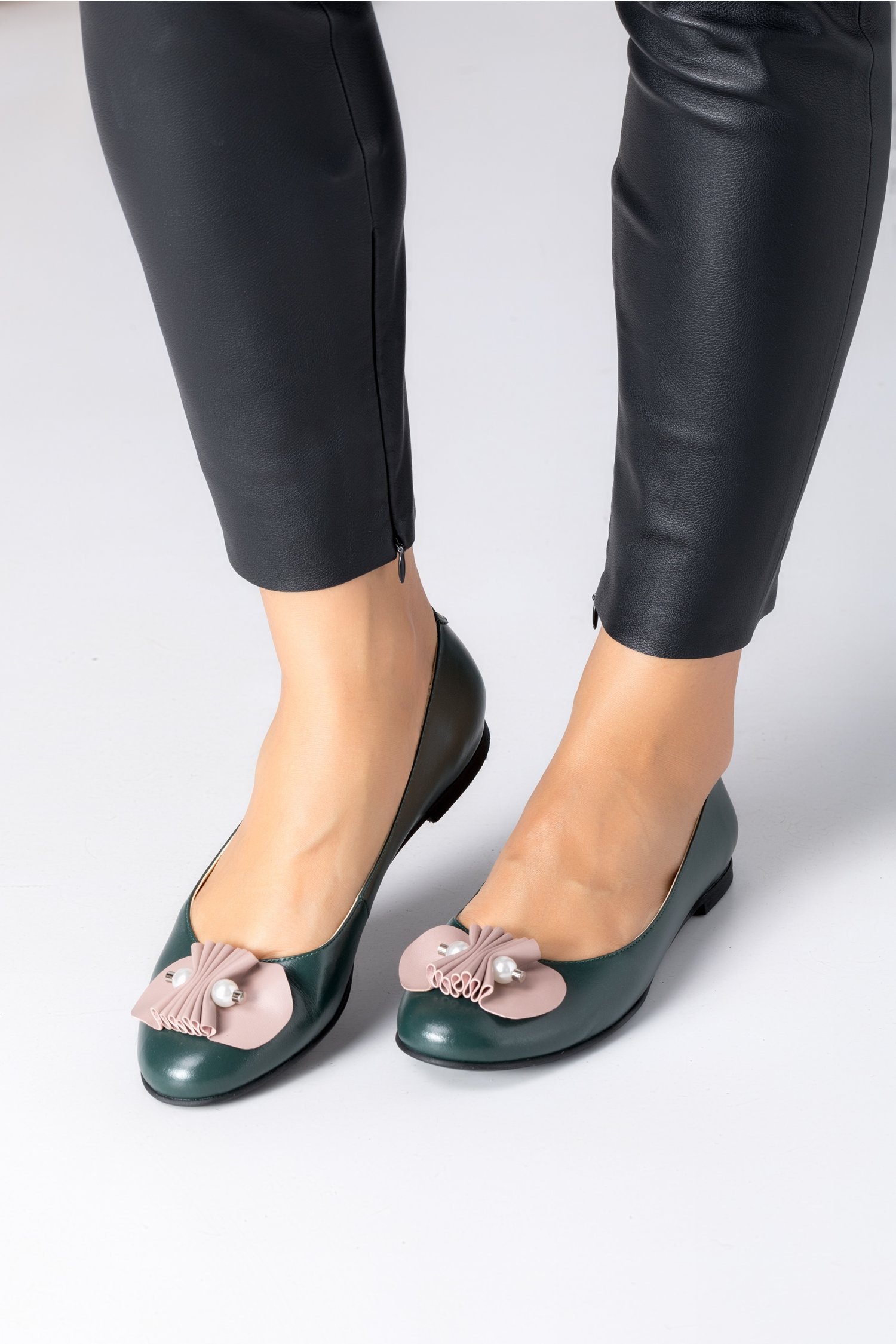 Pantofi dama verzi cu talpa joasa si aplicatie bej cu perlute