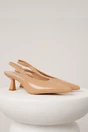 Pantofi eleganti din piele ecologica bej cu decupaj la spate si bareta