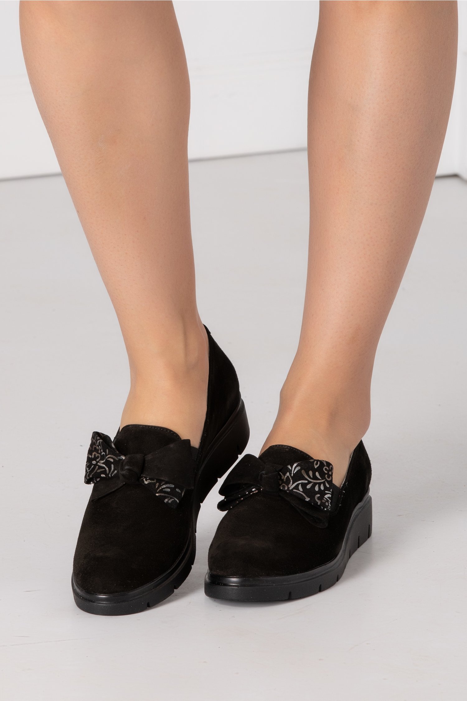 Pantofi Emma negri din piele intoarsa cu funda