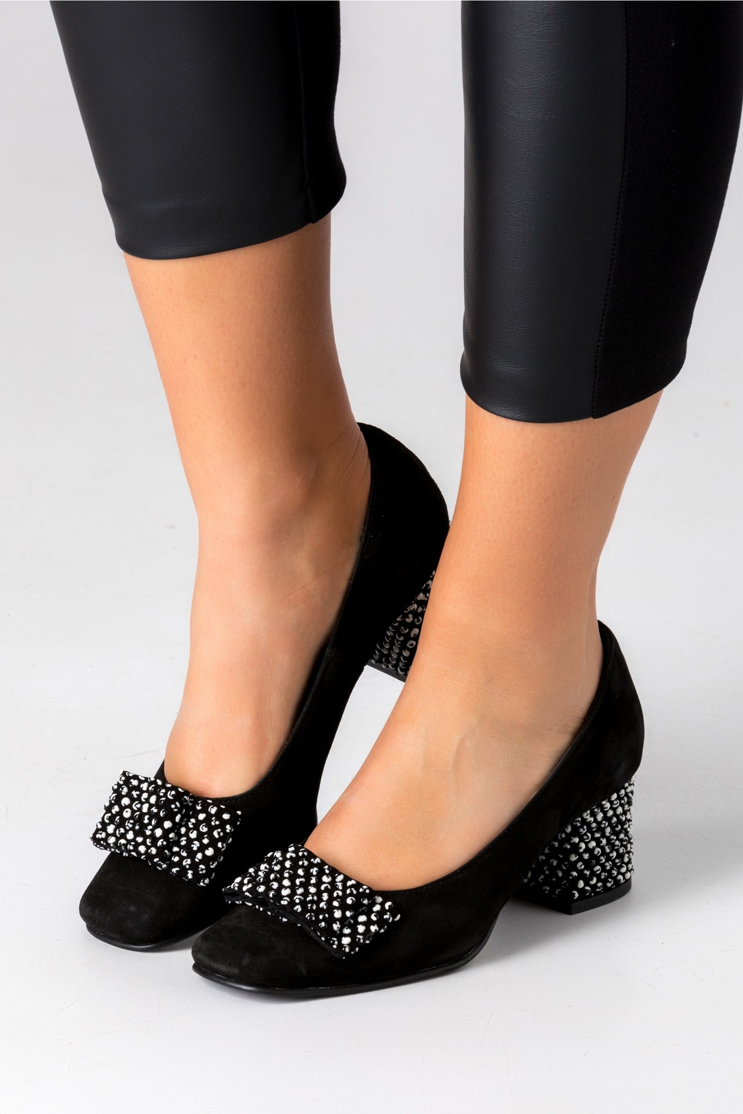 Pantofi negri din piele intoarsa cu buline 3D